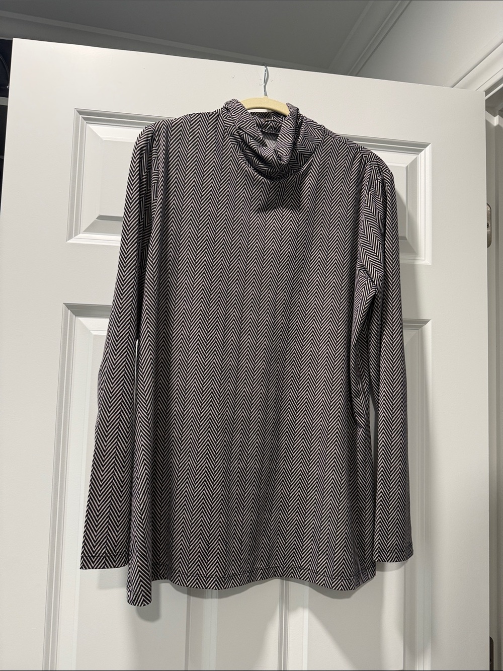 Chevron-Pattern Long-Sleeve Turtleneck Top - Black & Tan J Mc Laughlin EUC large